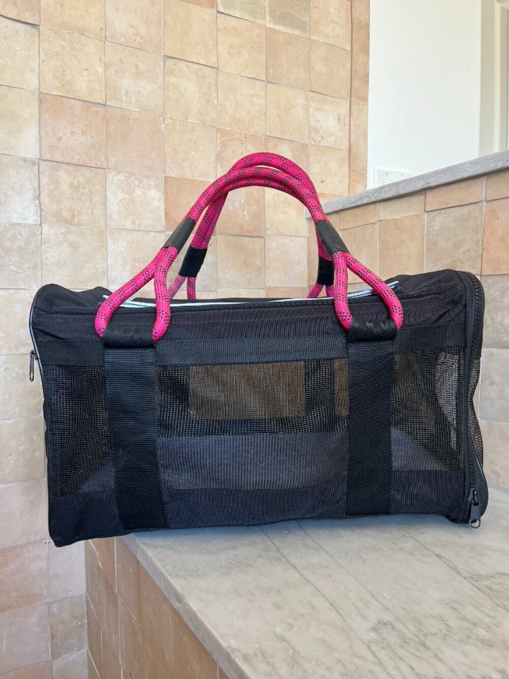 Roverlund *Airline Compliant* Pet Carrier - Size L - Black and Magenta - Picture 2 of 8